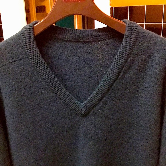 MENS V neck pullover sweater. - Picture 2 of 7